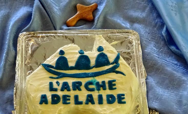 Cake decorated with L'Arche logo